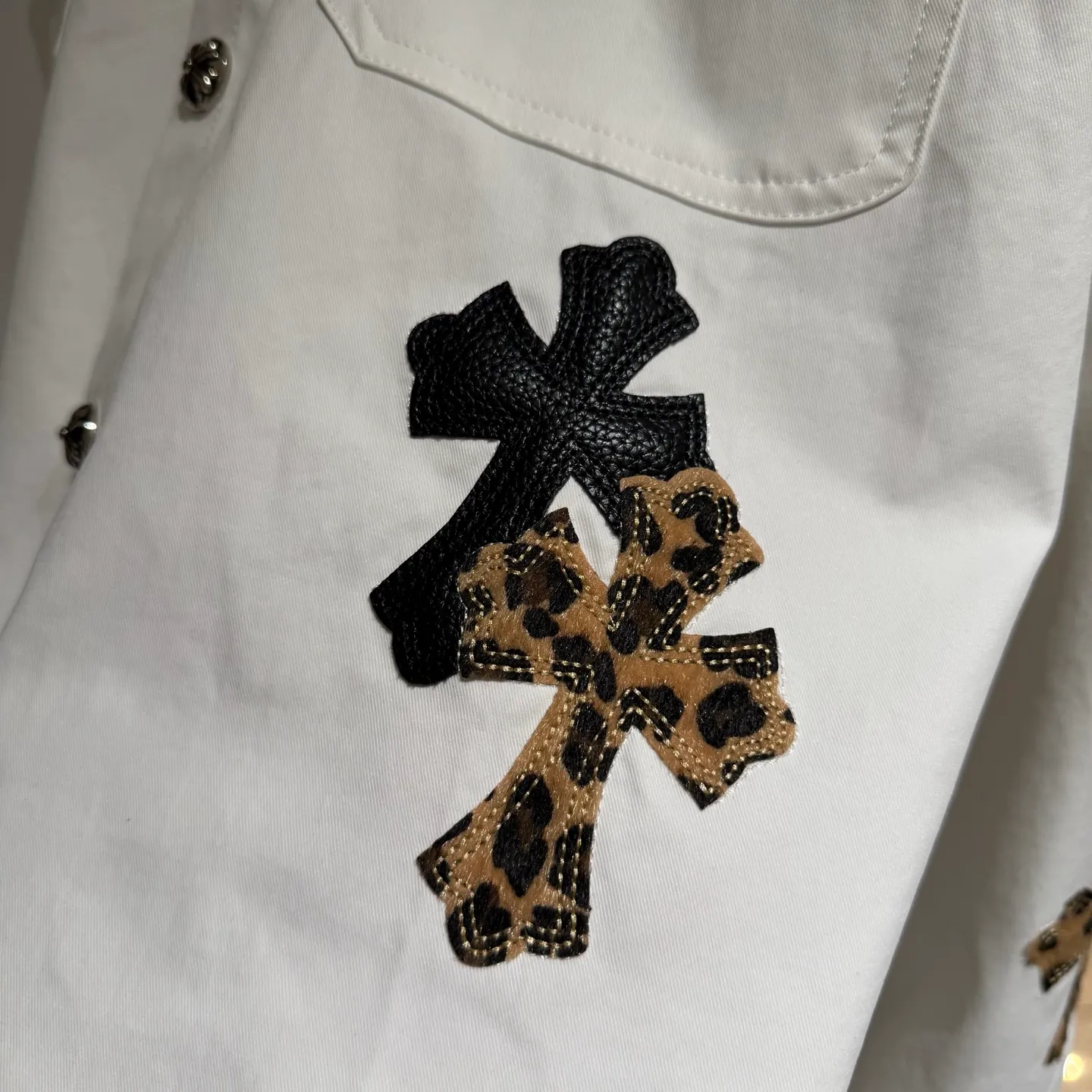 🅿️410 [Strict quality control] CH Croix Heart 25 Limited Leopard Print Work Dog Jacket Camouflage Cross Workdog is the best-looking jacket in CH, with black leather➕horse hair cross leather splicing, silver-plated hardware, loose fit, quite wide and stylish, and the same style for men and women. Color: black and white 2 colors Size: M-2xl